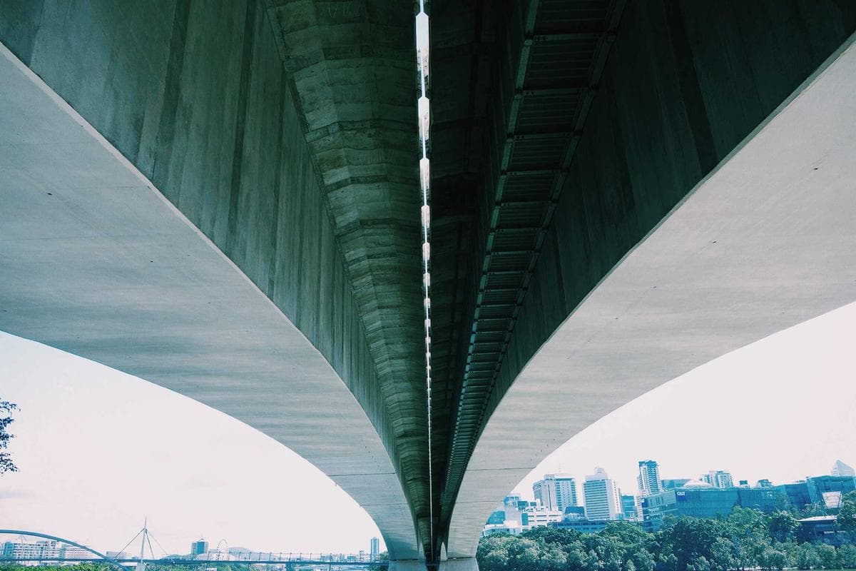 Practical React patterns for production: separating server data from interactive UI state with an explicit rollback plan